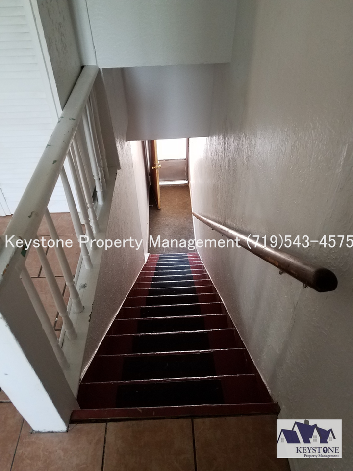 411 1/2 W 12th St - Photo 3 of 11