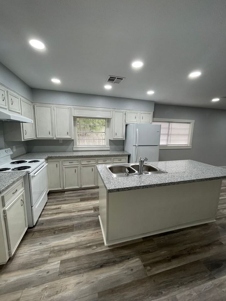 507 W Lyons St - Photo 2 of 12