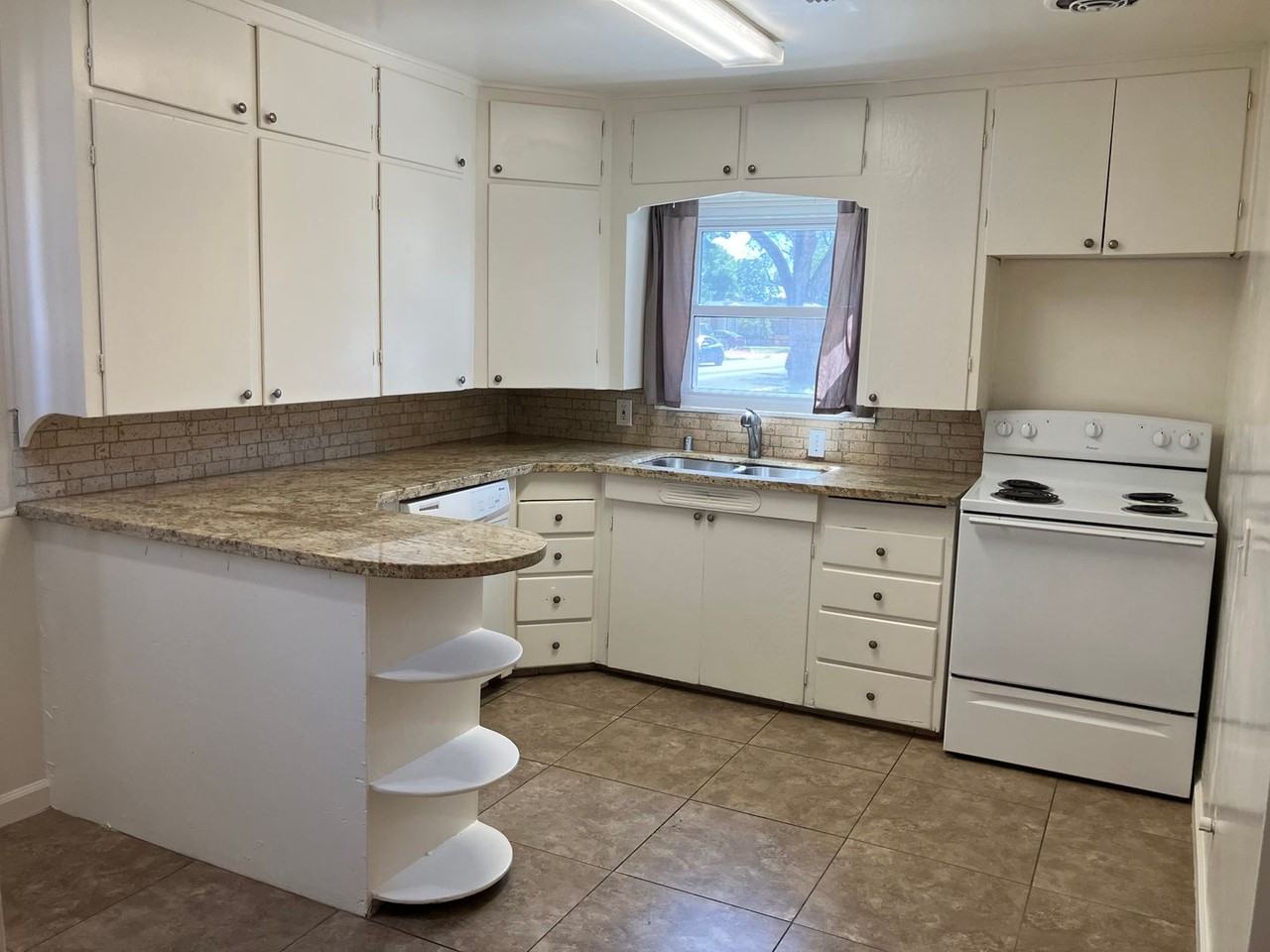 2037 Miller Ave - Photo 4 of 14