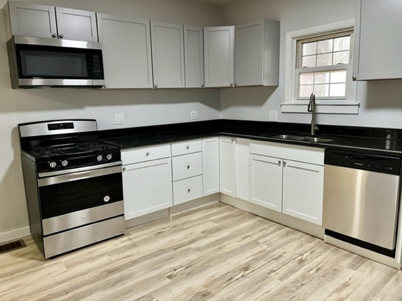 114 Comrie Ave - Photo 2 of 14