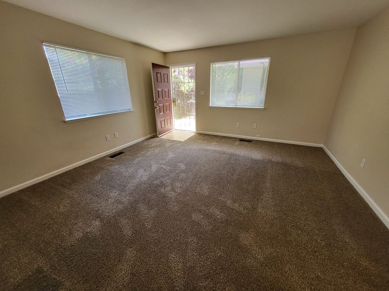 6581 Flower St - Photo 3 of 10