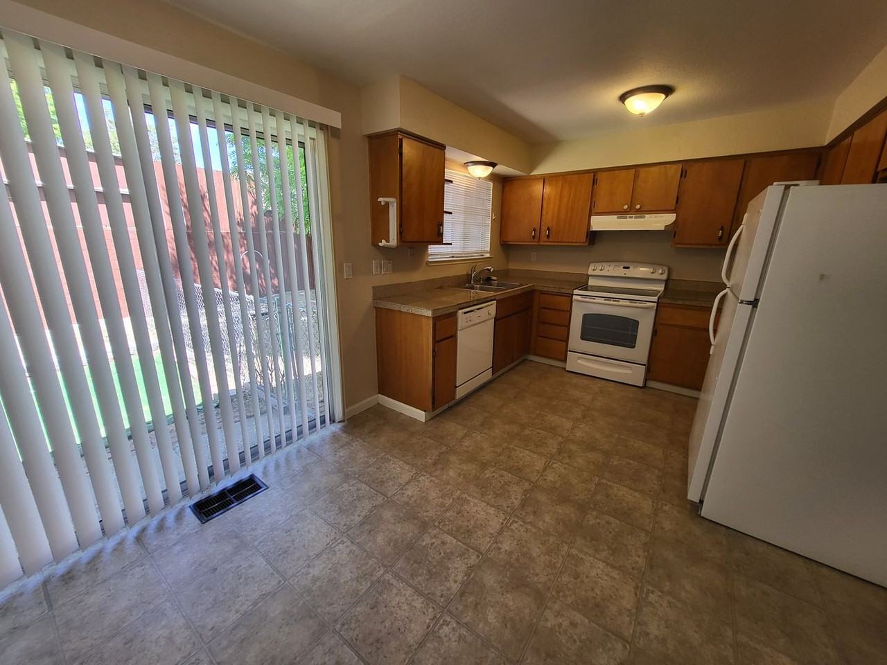 6581 Flower St - Photo 4 of 10