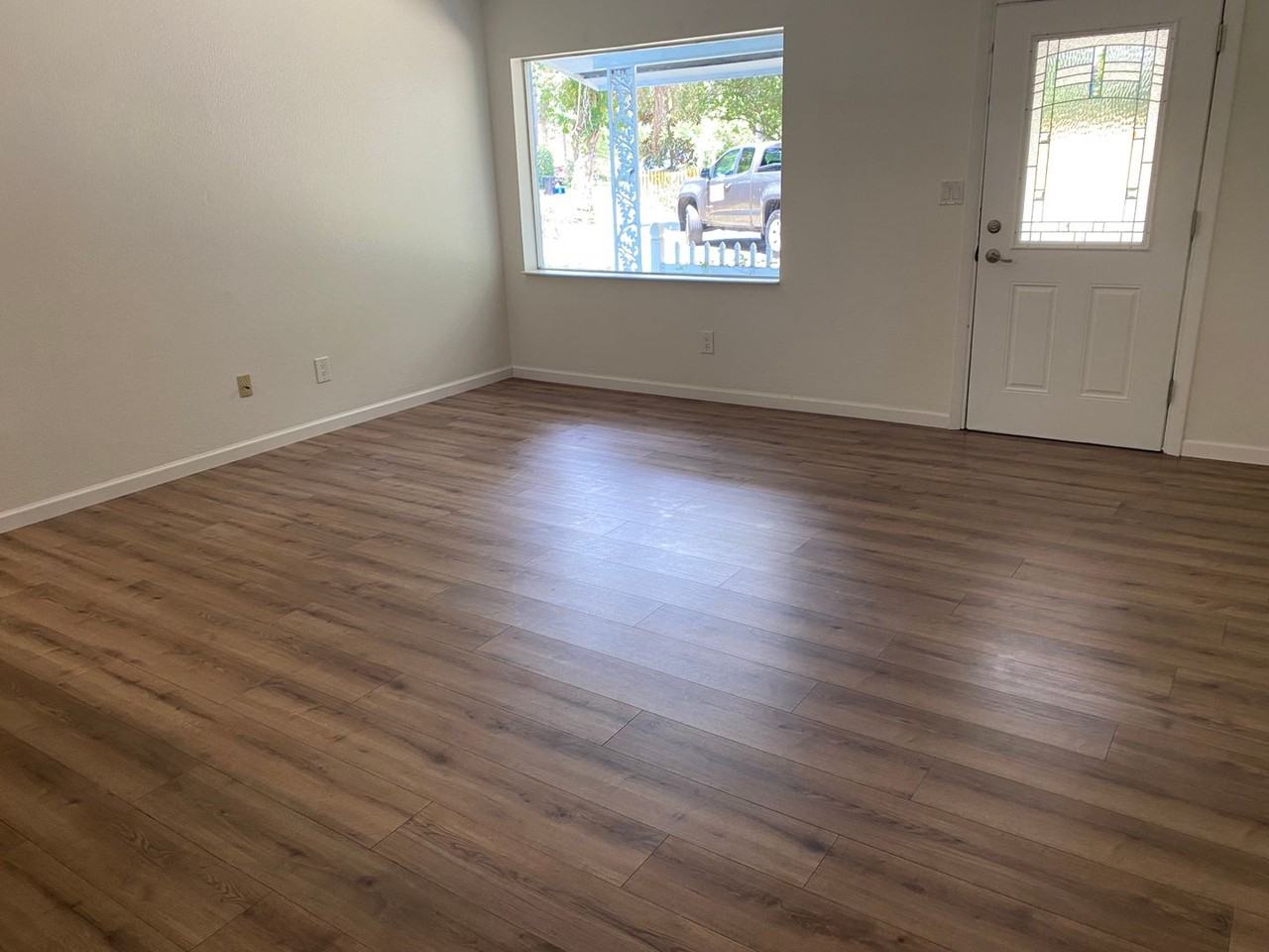 1031 Ne 7th St - Photo 2 of 12