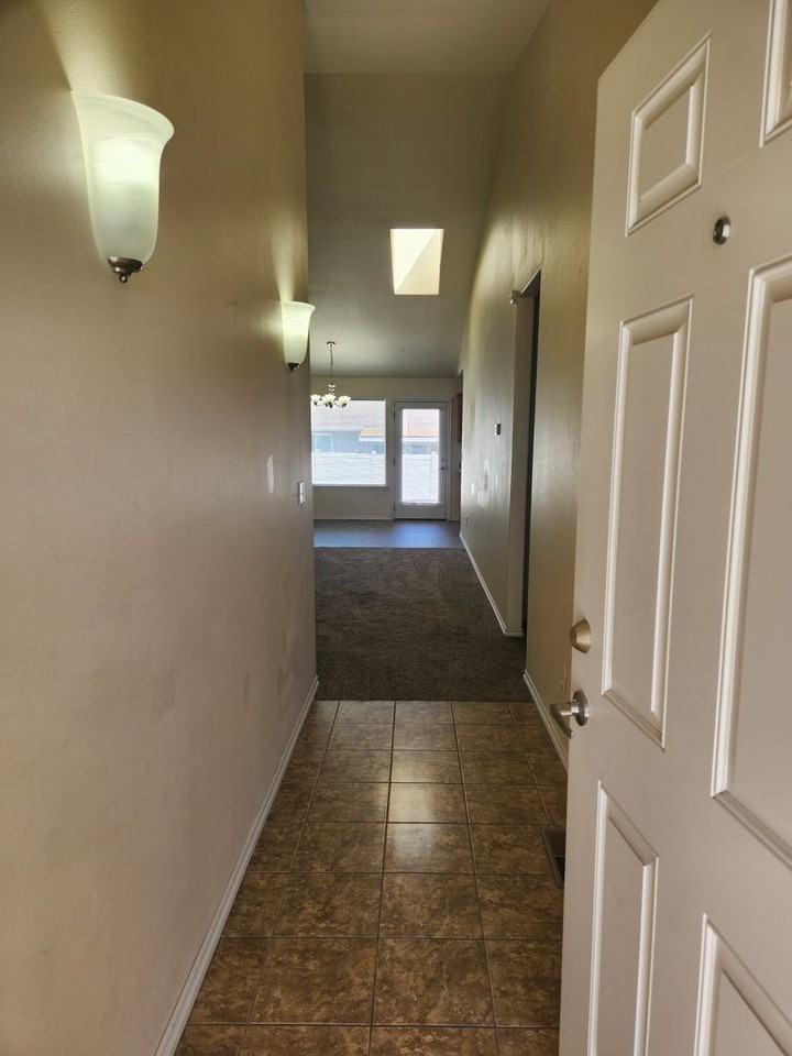 1003 S 90th Ave #2 - Photo 3 of 20