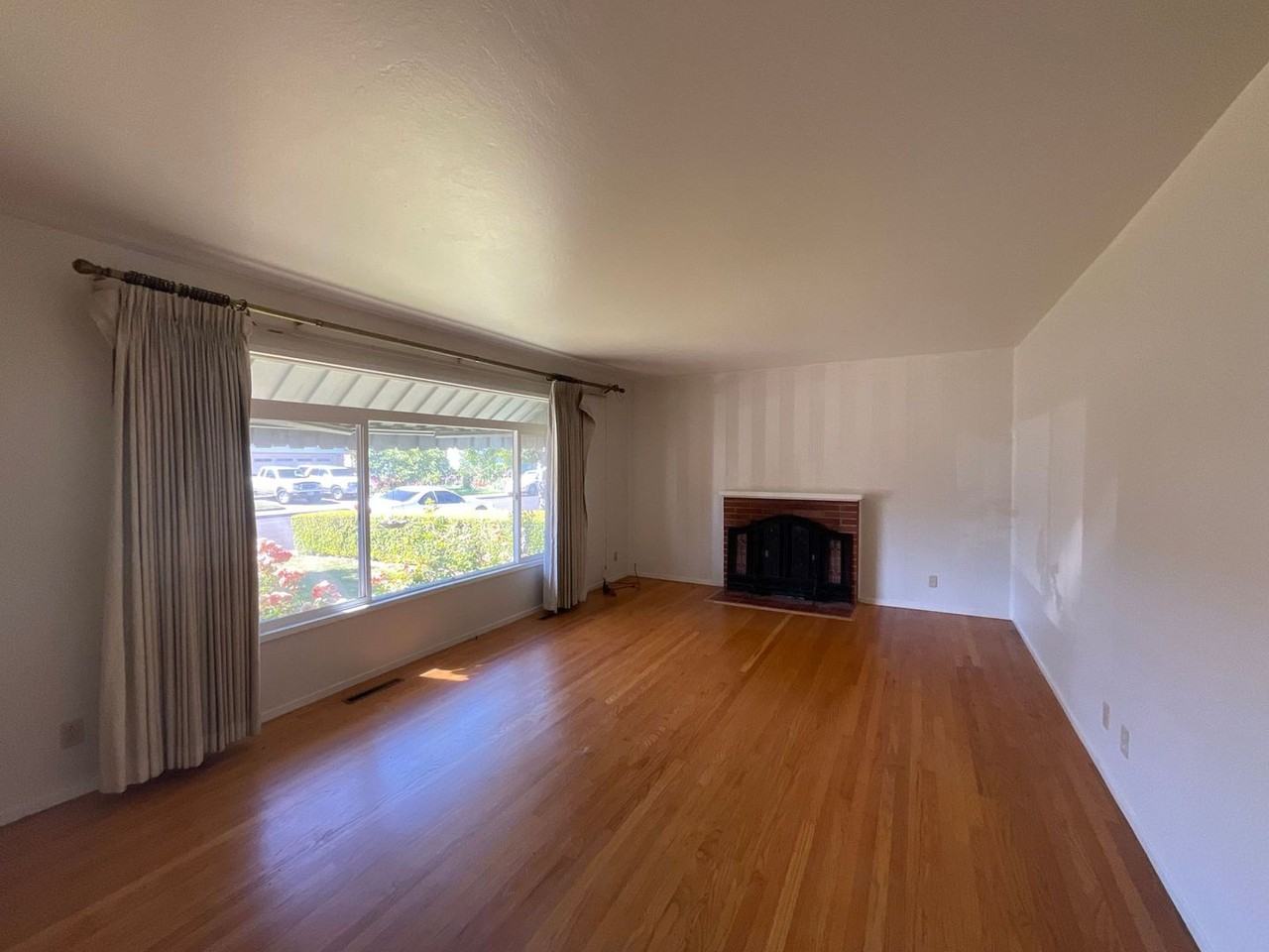 1049 Via Enrico - Photo 3 of 17