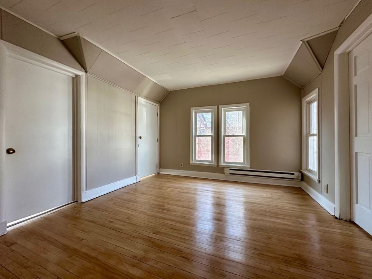 598 Rose Ave E - Photo 2 of 7