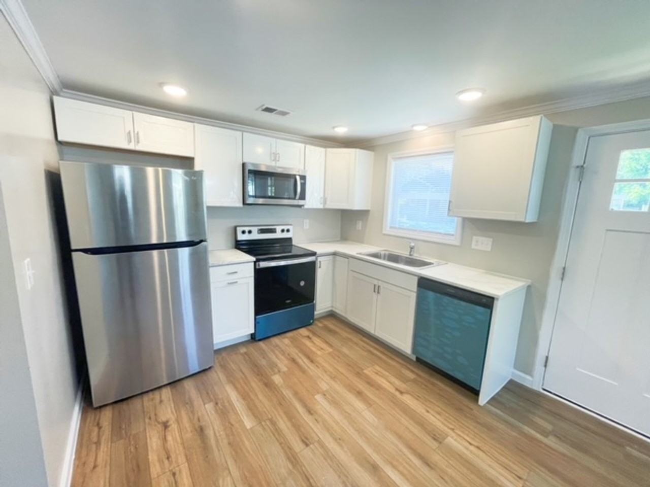 427 E 9th St - Photo 3 of 14