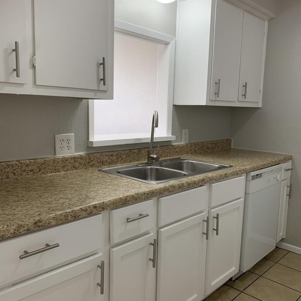 3900 Englewood Cir #3900 - Photo 3 of 21