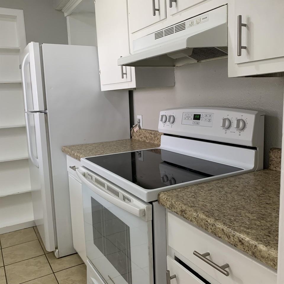 3900 Englewood Cir #3900 - Photo 4 of 21