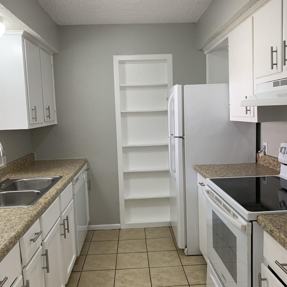 3900 Englewood Cir #3900 - Photo 5 of 21