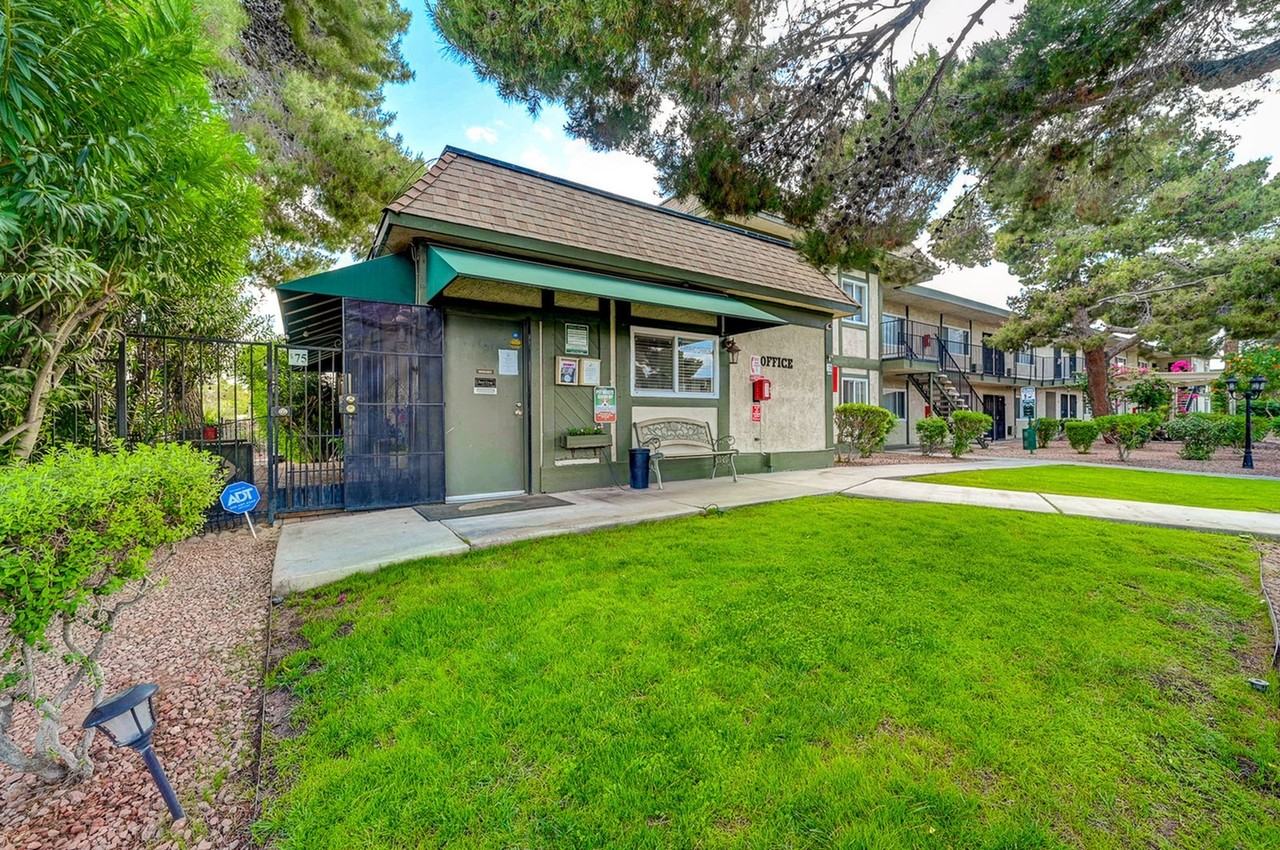 Desert Pines Villas - Photo 2 of 22