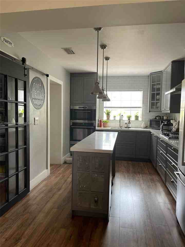 8301 Sw 27th Ter - Photo 3 of 8