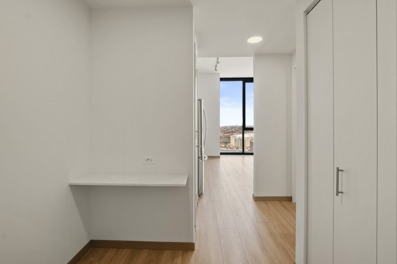 513 S Damen Ave - Photo 6 of 30