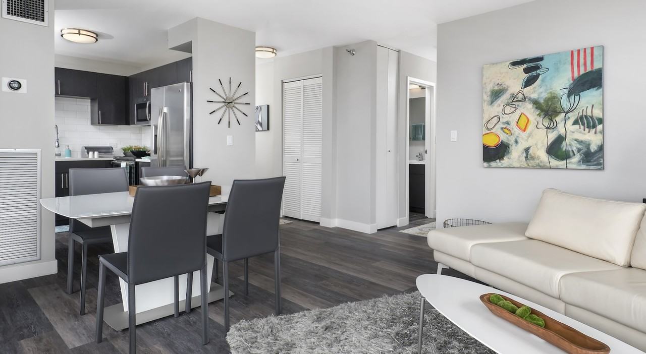 1 E Delaware Pl #2-2 - Photo 4 of 28