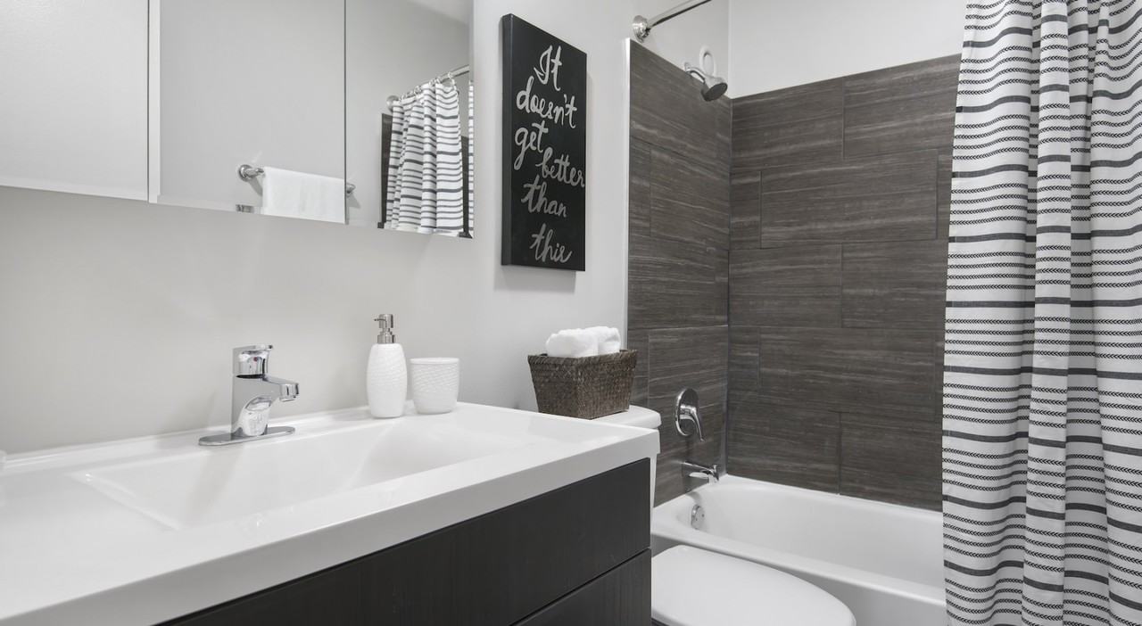 1 E Delaware Pl #2-2 - Photo 6 of 28