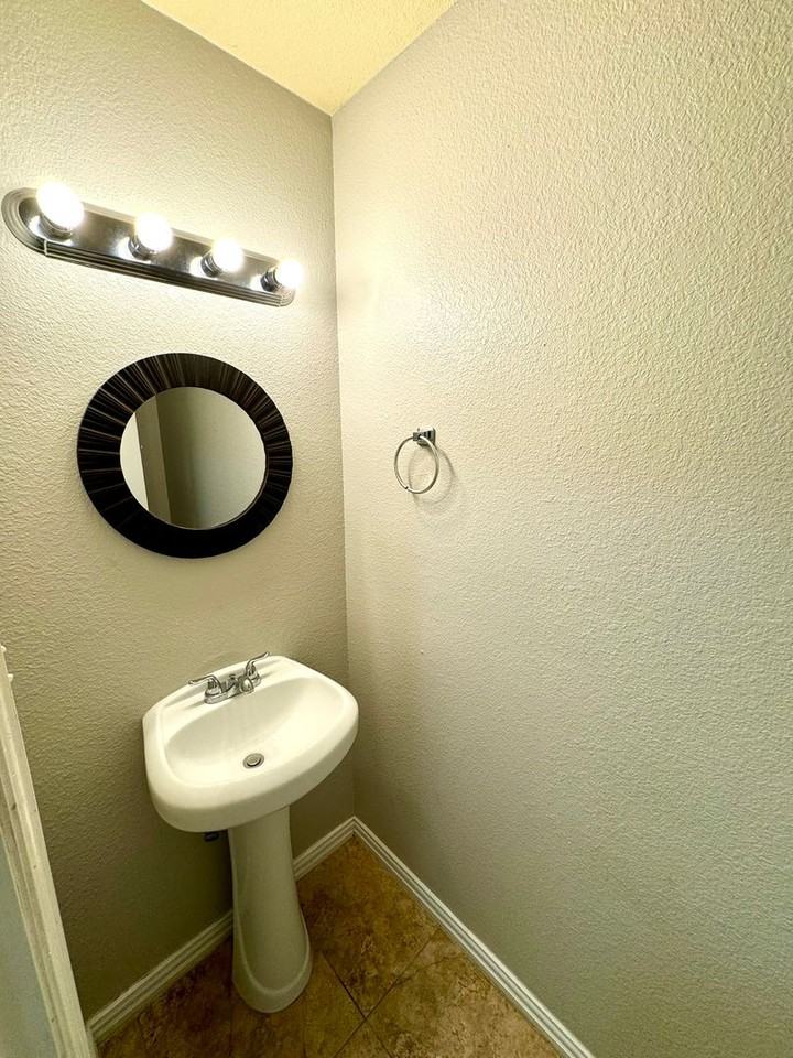 2324 Bloomfield Dr - Photo 2 of 14