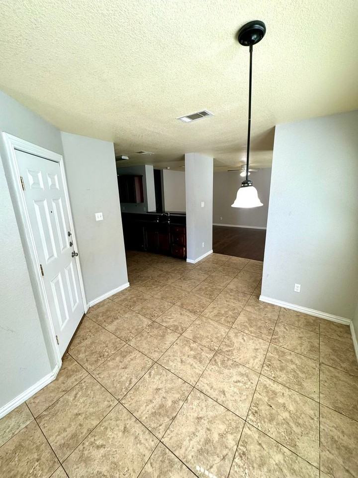 2324 Bloomfield Dr - Photo 3 of 14