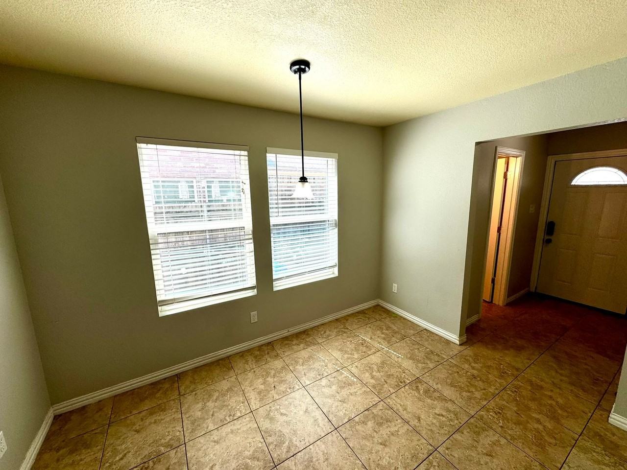2324 Bloomfield Dr - Photo 4 of 14