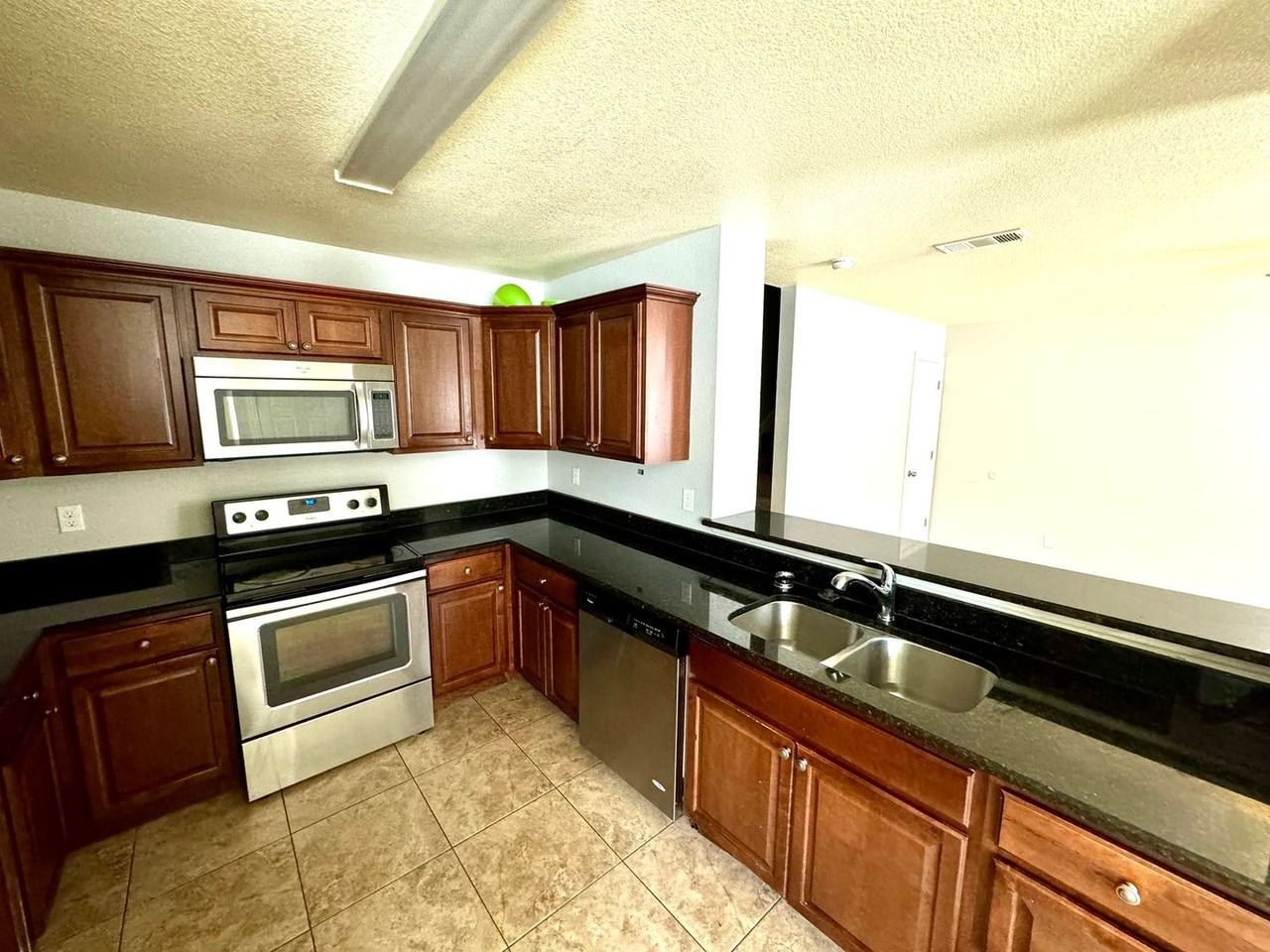2324 Bloomfield Dr - Photo 5 of 14