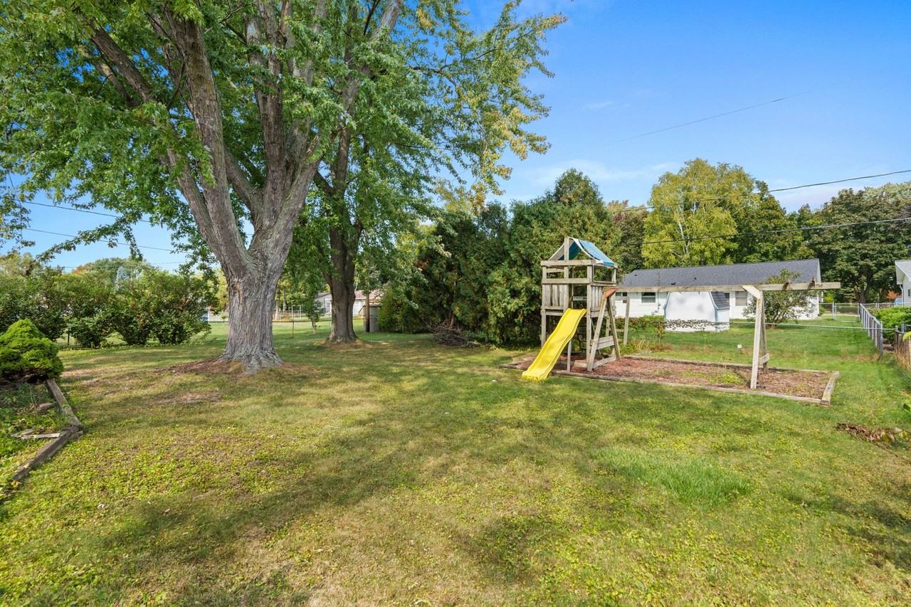 1198 Morris Ave - Photo 3 of 27