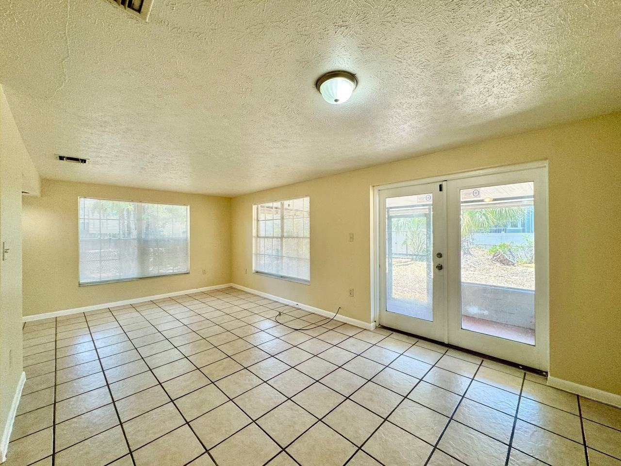 7601 S Swoope St - Photo 6 of 27