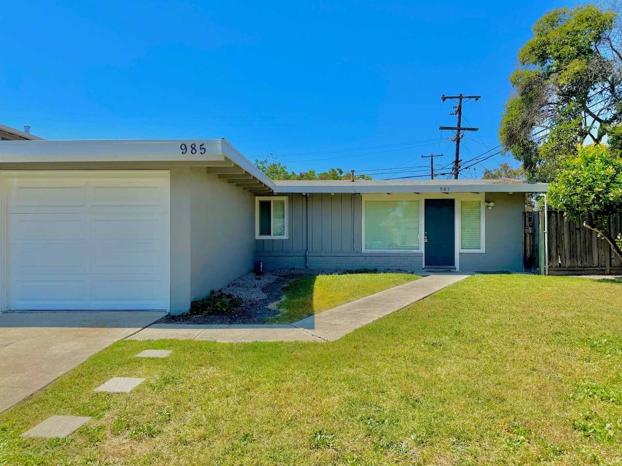 985 Bridgewood Way - Photo 2 of 19