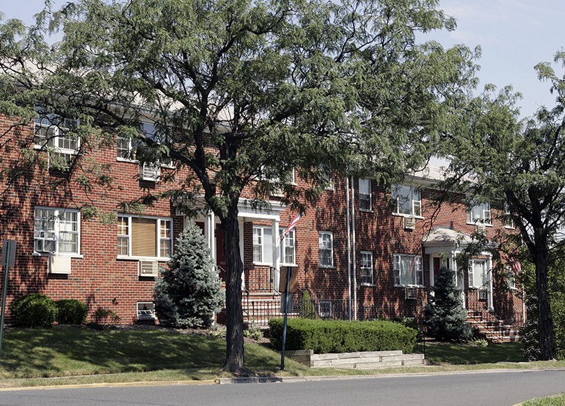 Christopher Court - Photo 4 of 7