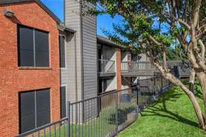 featured image of 6001 Oakland Hills Dr