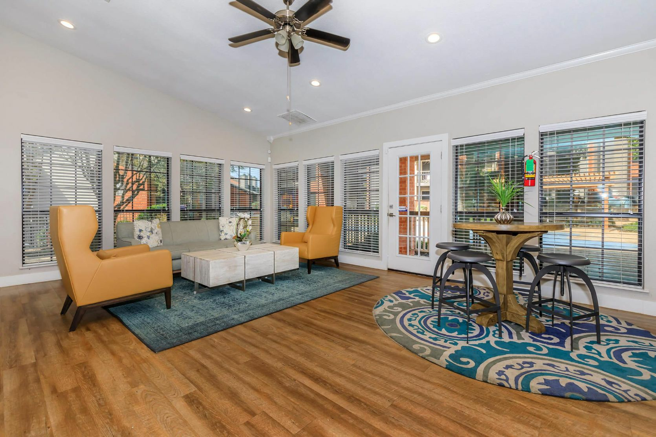 The Woodford - Photo 5 of 26