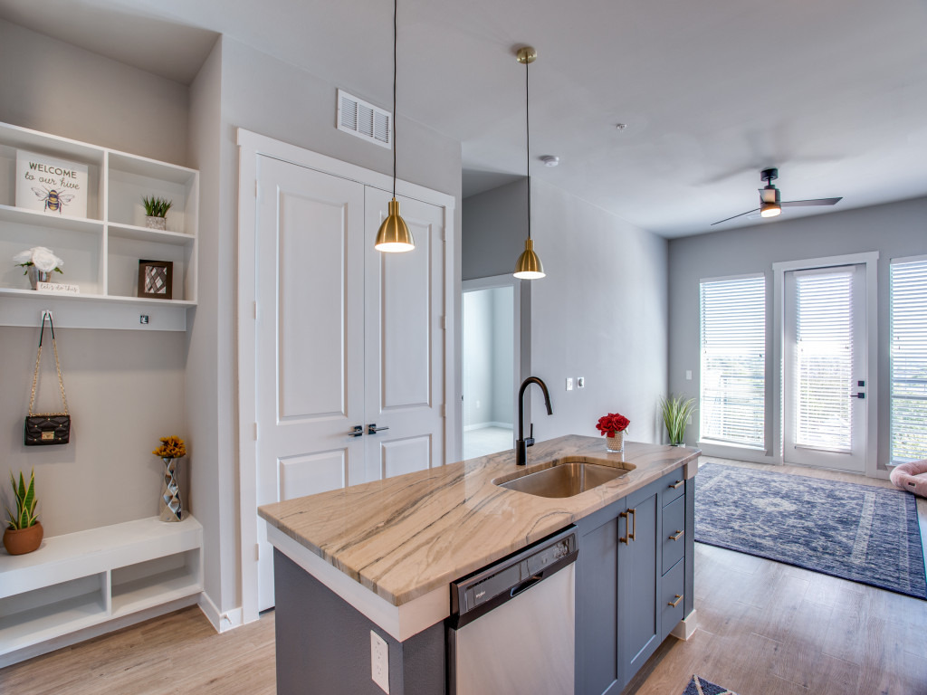 501 W Rosedale St - Photo 2 of 49