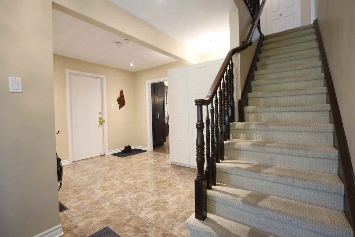 555 Foxview Pl - Photo 3 of 50