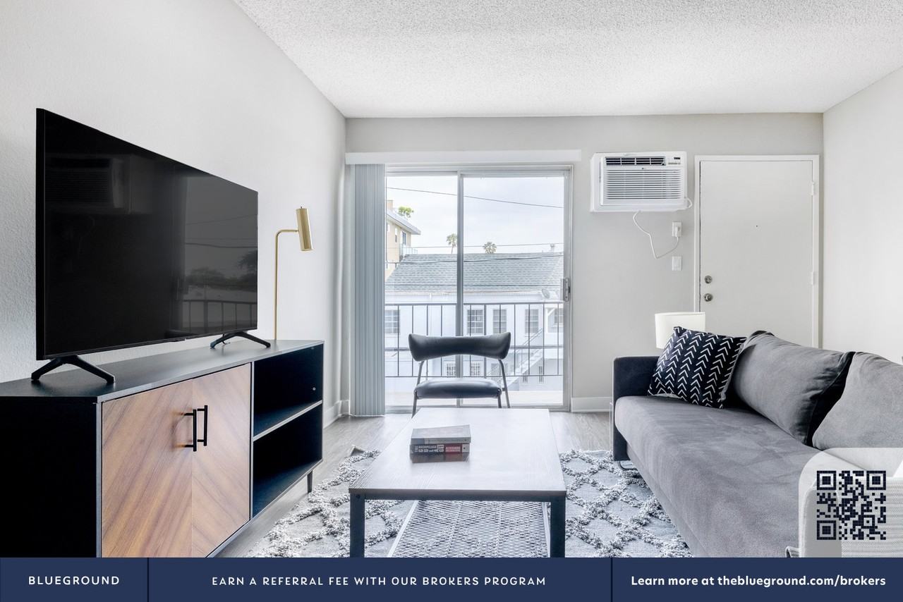 1340 N Poinsettia Pl #450 - Photo 4 of 26