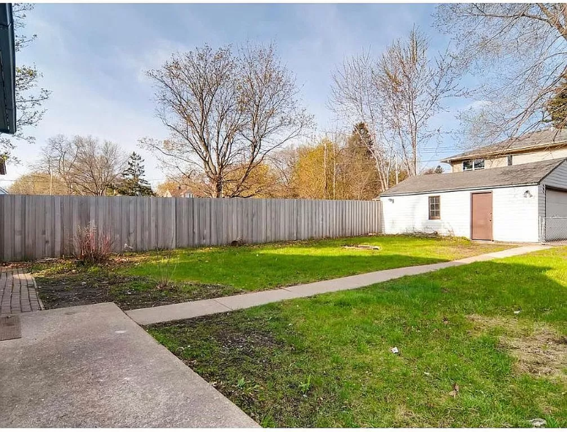 767 Robert St S - Photo 3 of 20