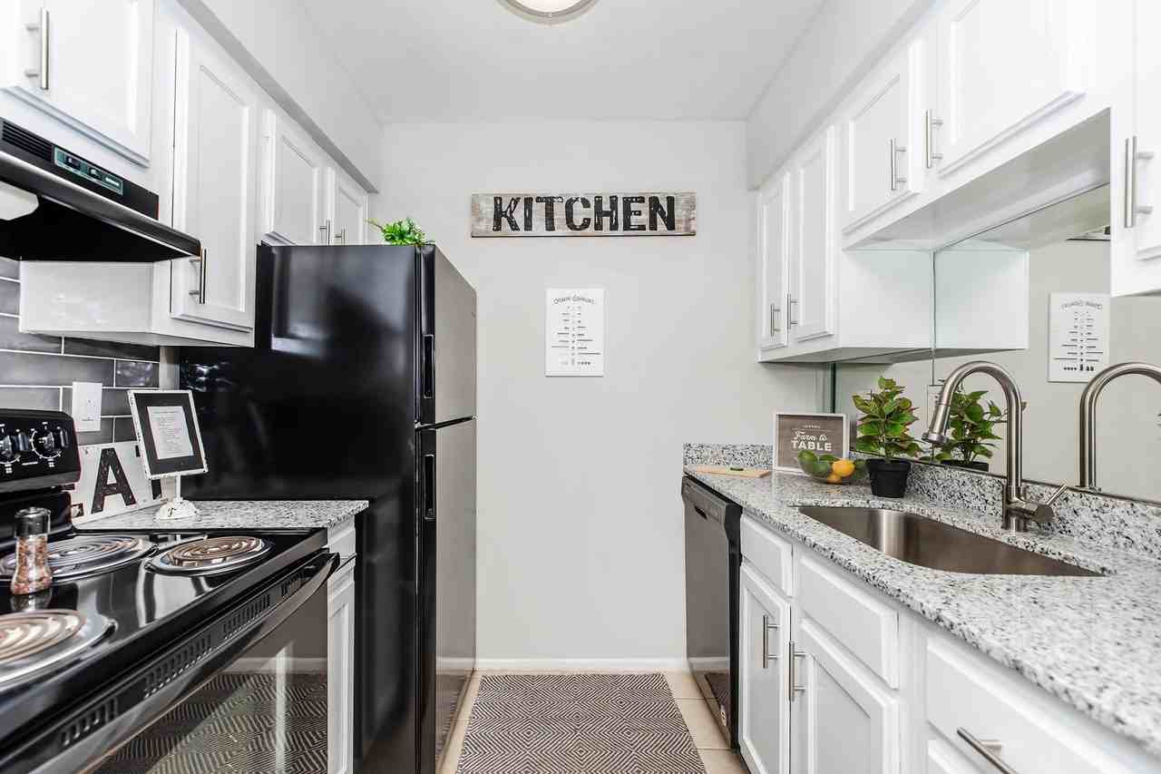 Briar Court Apartments - Photo 4 of 29