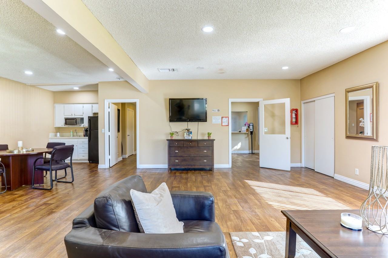 RESEDA VILLAGE GREEN - Photo 5 of 36