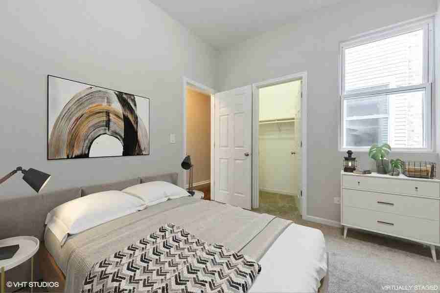 5439 N Broadway St - Photo 3 of 5