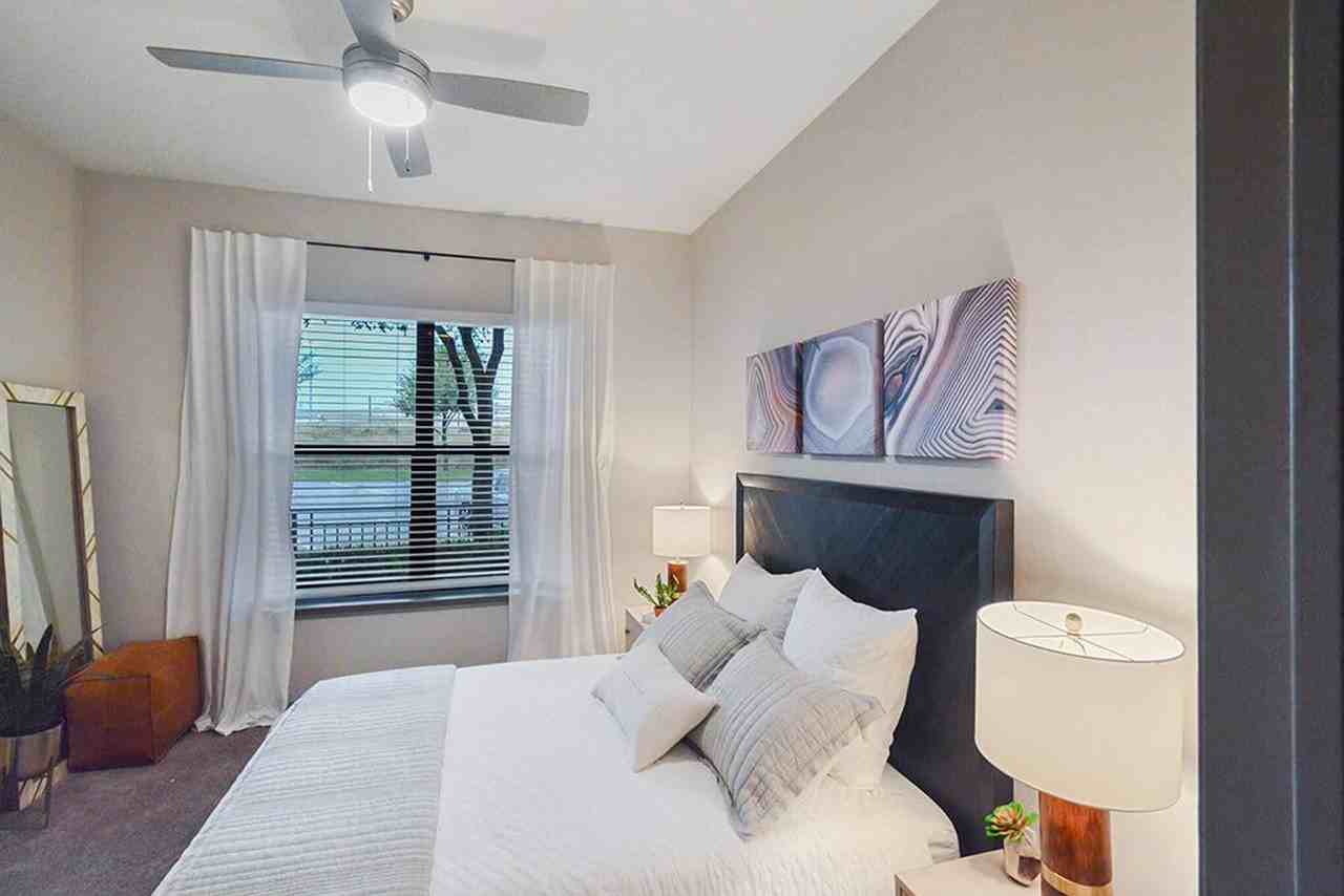 Gramercy on the Park - Photo 3 of 20