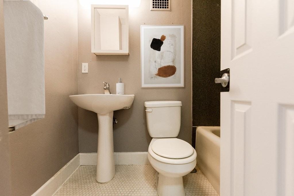 Edwards on Fifth - Photo 4 of 15