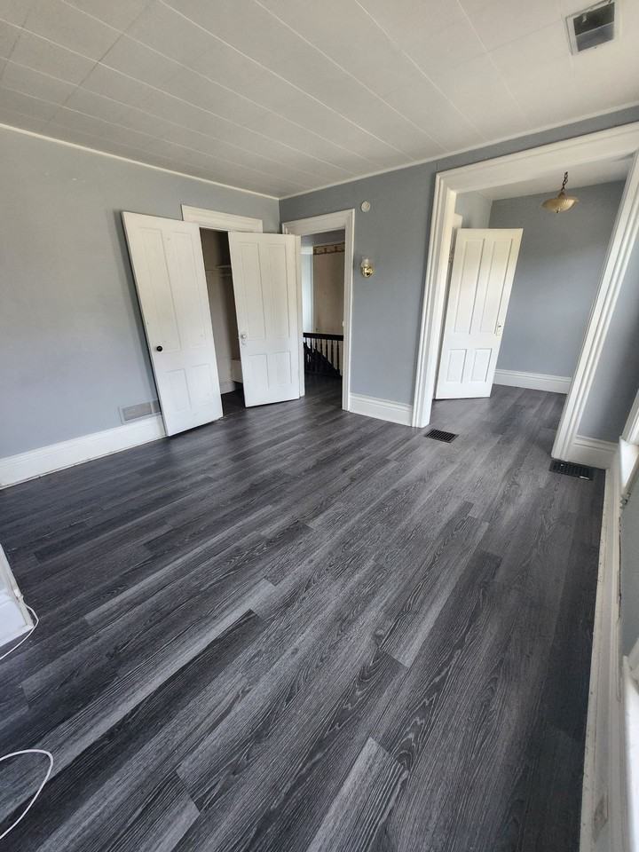 Upper 2 bedroom unit - Photo 3 of 9