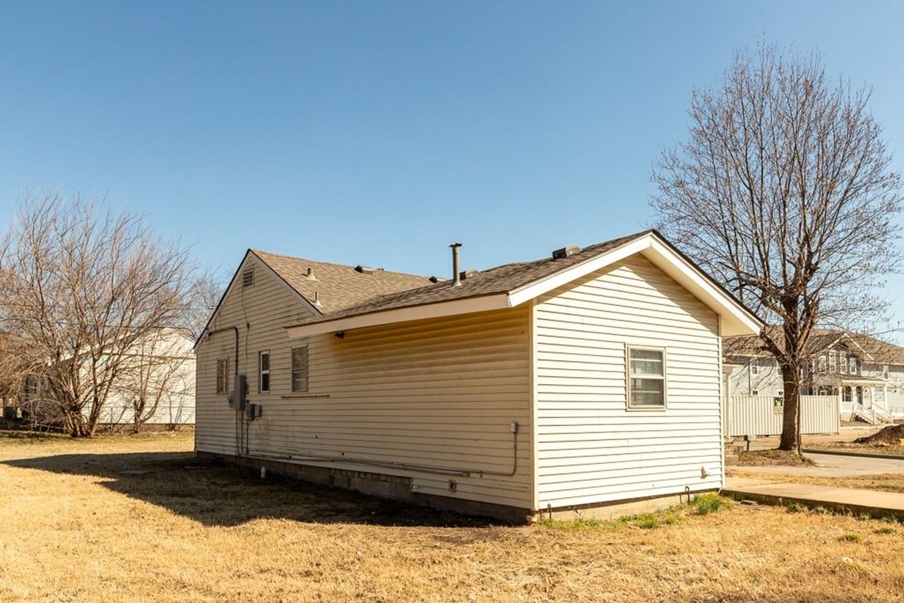 715 E Queen Pl - Photo 7 of 39