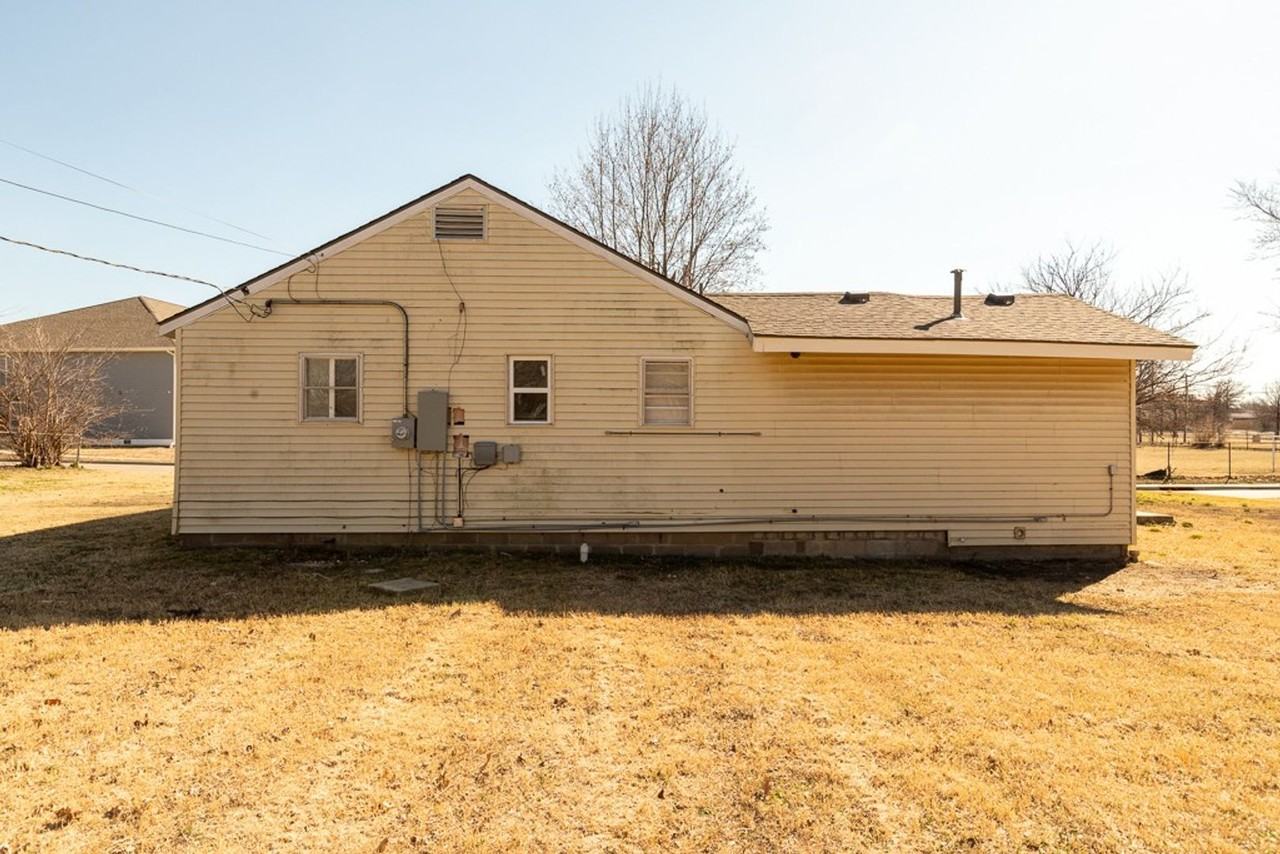 715 E Queen Pl - Photo 3 of 39