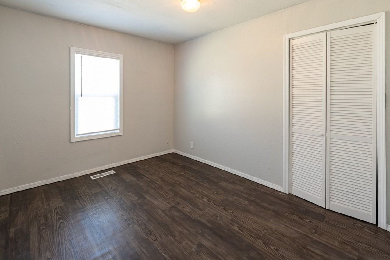 715 E Queen Pl - Photo 6 of 39