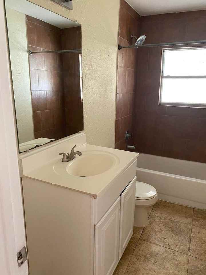 200 N Colbert Ave - Photo 4 of 6