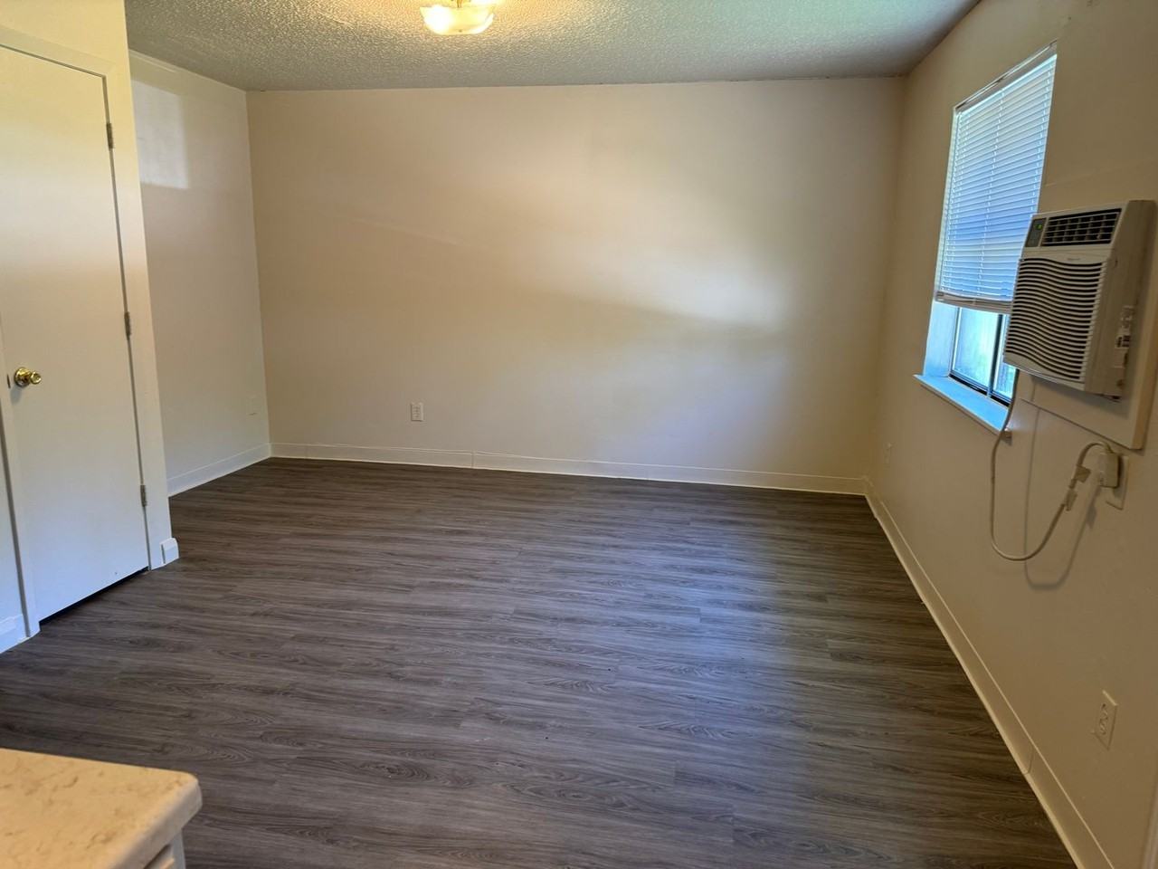 102 Nw K St Apt D - Photo 2 of 10