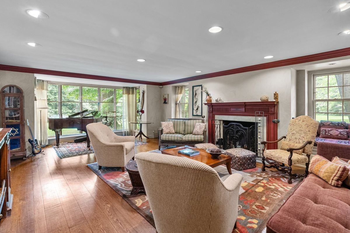 6601 Springbank St - Photo 3 of 24