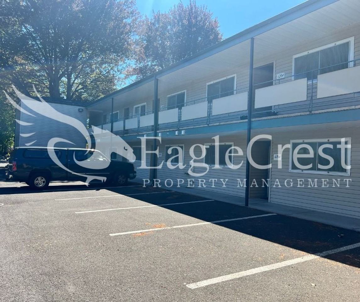 Clinton - Photo 2 of 28