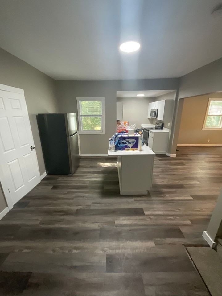 312 E 8th St - Photo 3 of 44