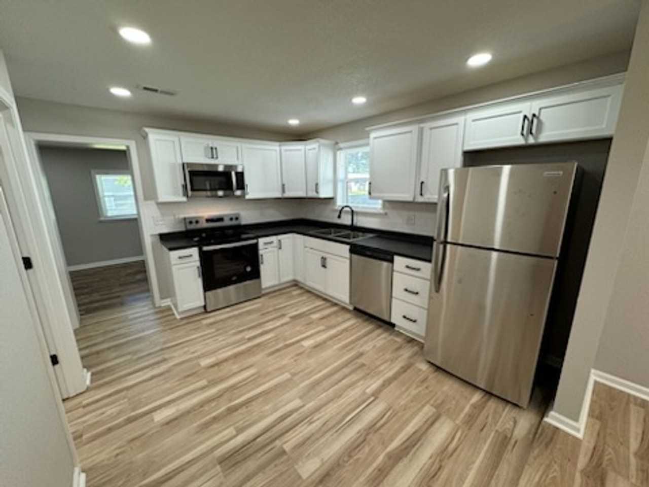 308 E Lexington St - Photo 3 of 12