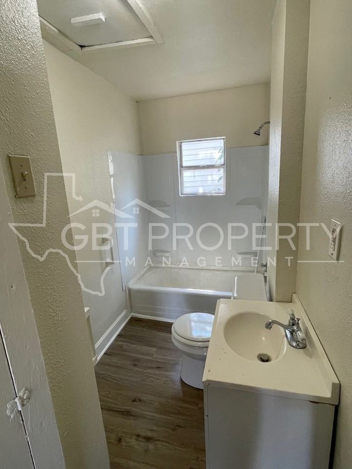 302 Dakota St - Photo 3 of 5