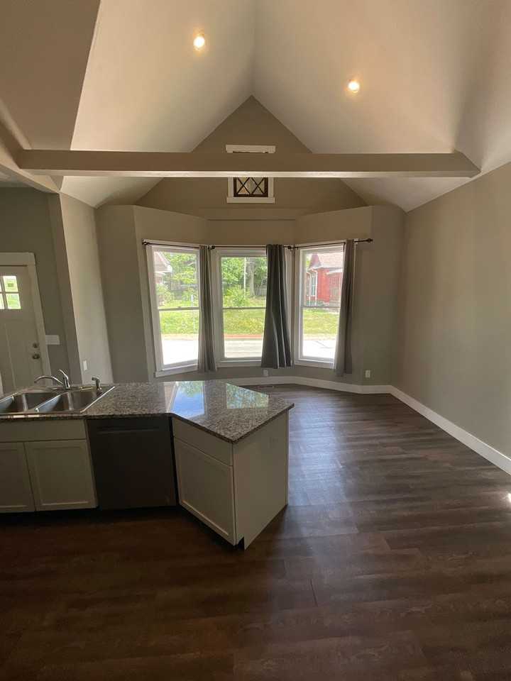 317 N Dunn St - Photo 7 of 50